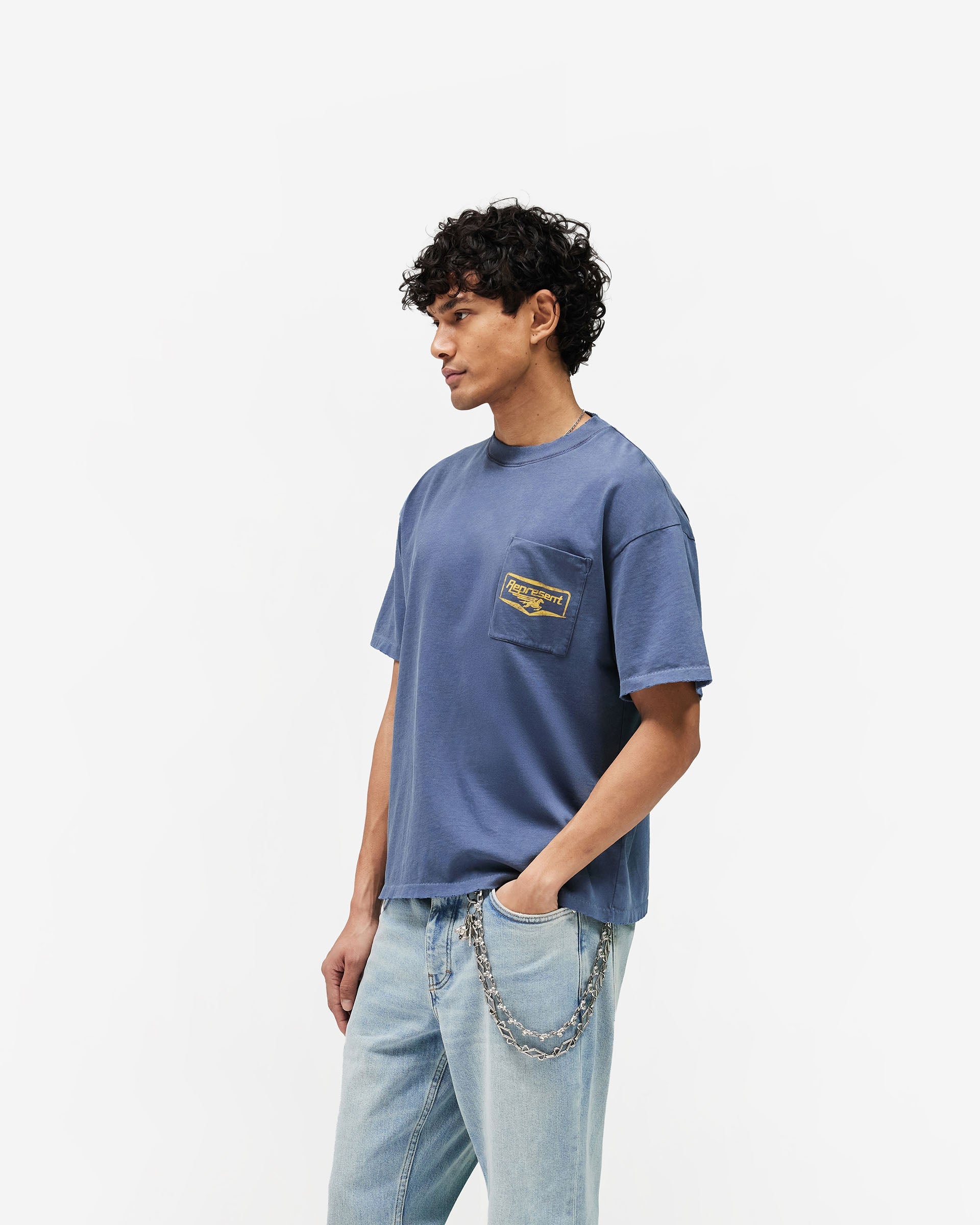 Represent Nothing Faster T-Shirt en Indigo, avec poche poitrine plaquée et coupe Oversized Fit standard.