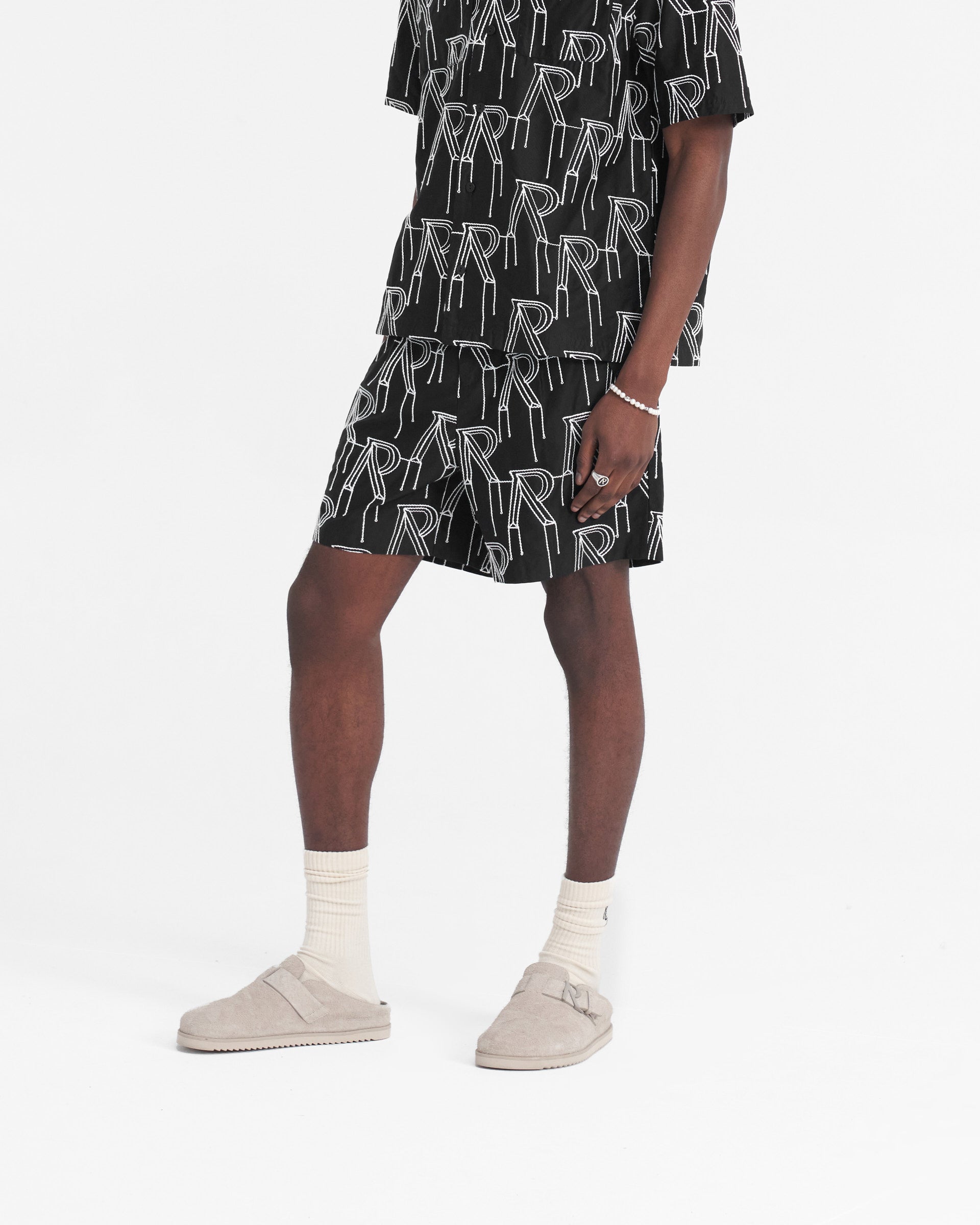 Short ajusté avec initiale brodée - Noir